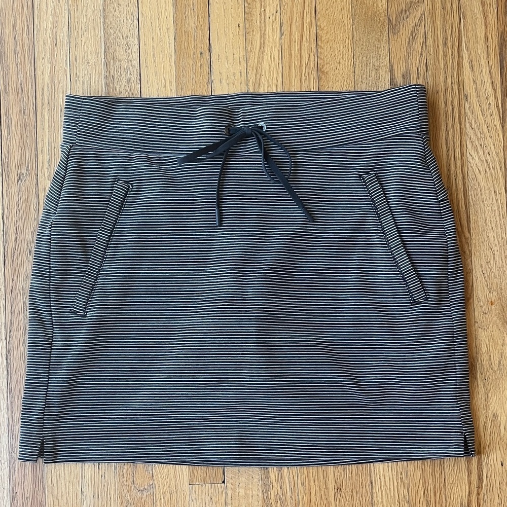 Athleta Grey and White Striped Skort - Picture 2 of 6